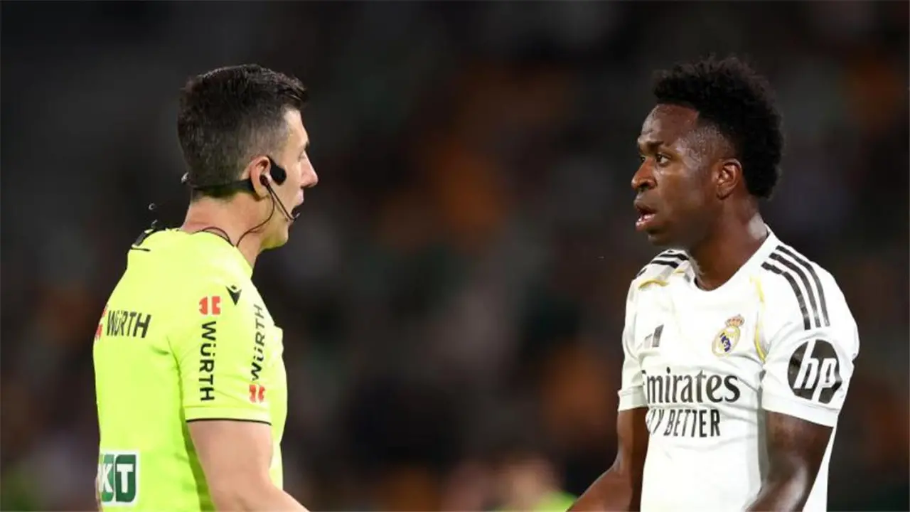 إجراء غير مسبوق لقناة ريال مدريد بسبب قرار تحكيمي أمام ريال بيتيس